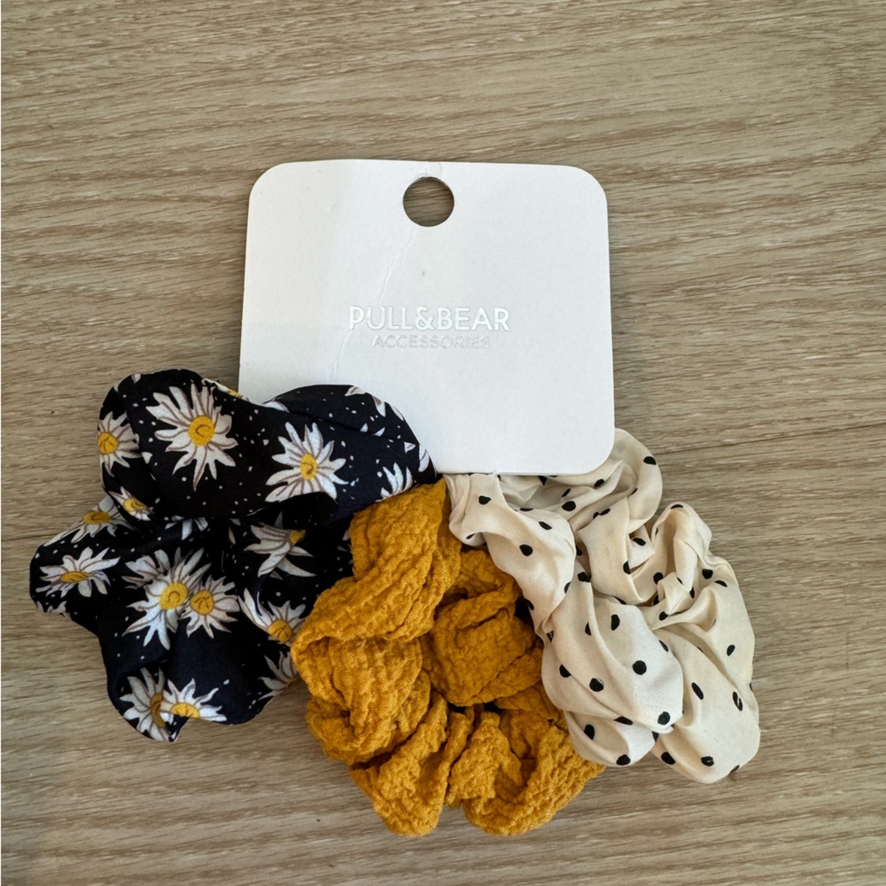 Pull & Bear NWT Scrunchies